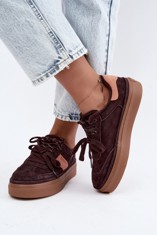 bottes de style sneakers en daim synthétique pour femmes isolées Big Star UU274770 couleur chocolat