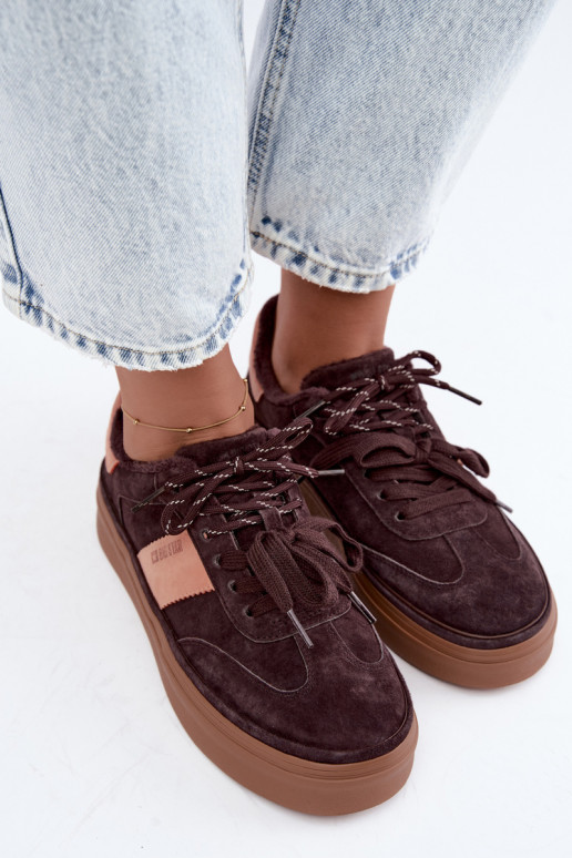 bottes de style sneakers en daim synthétique pour femmes isolées Big Star UU274770 couleur chocolat