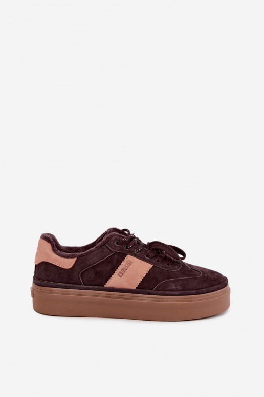 bottes de style sneakers en daim synthétique pour femmes isolées Big Star UU274770 couleur chocolat