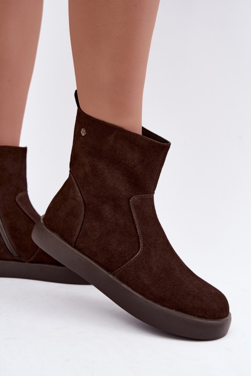 Chaussures en daim isolées pour femmes Tai turiciejka K7800-02 couleur chocolat