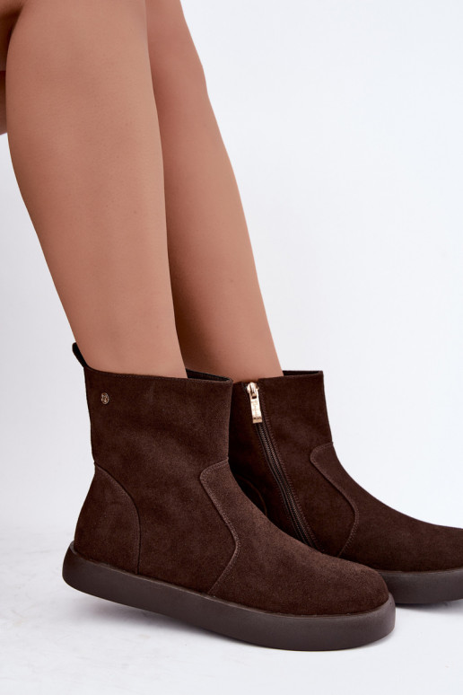 Chaussures en daim isolées pour femmes Tai turiciejka K7800-02 couleur chocolat
