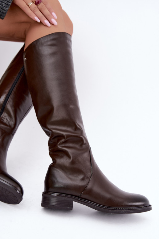 Bottes en cuir pour femmes jusqu'au genou avec talons larges isolées Zazoo 70163 chocolat