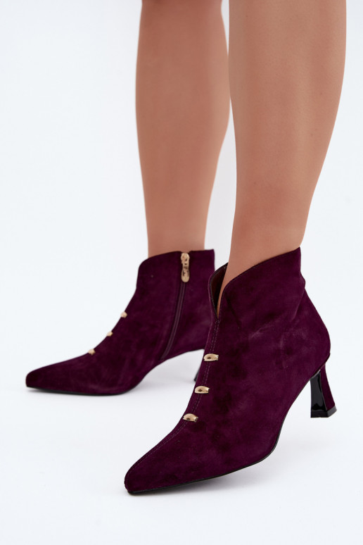 Chaussures en cuir suédé pour femmes isolées avec talons D&A CR62-3496 en couleur prune