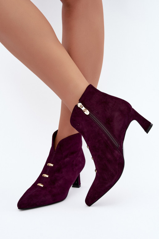 Chaussures en cuir suédé pour femmes isolées avec talons D&A CR62-3496 en couleur prune