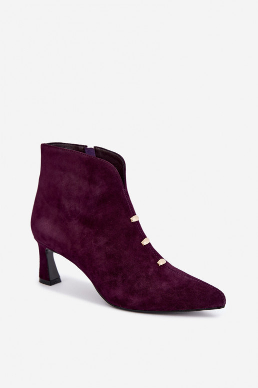 Chaussures en cuir suédé pour femmes isolées avec talons D&A CR62-3496 en couleur prune