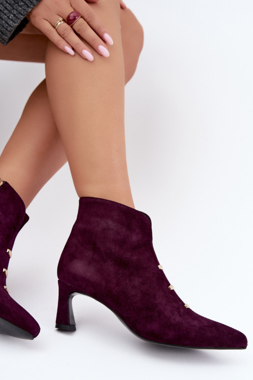 Chaussures en cuir suédé pour femmes isolées avec talons D&A CR62-3496 en couleur prune
