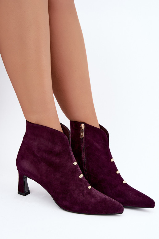 Chaussures en cuir suédé pour femmes isolées avec talons D&A CR62-3496 en couleur prune