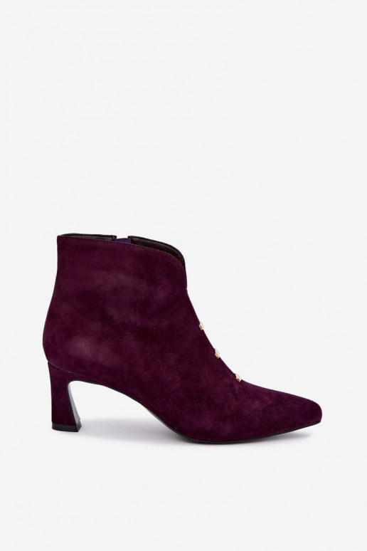Chaussures en cuir suédé pour femmes isolées avec talons D&A CR62-3496 en couleur prune