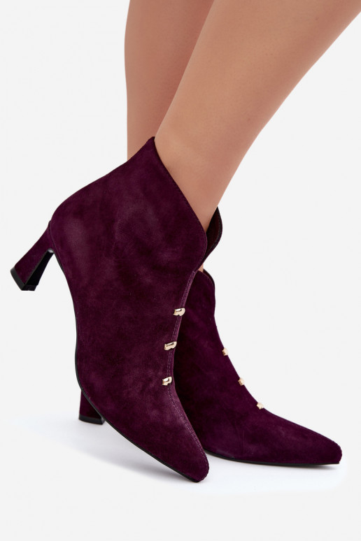 Chaussures en cuir suédé pour femmes isolées avec talons D&A CR62-3496 en couleur prune