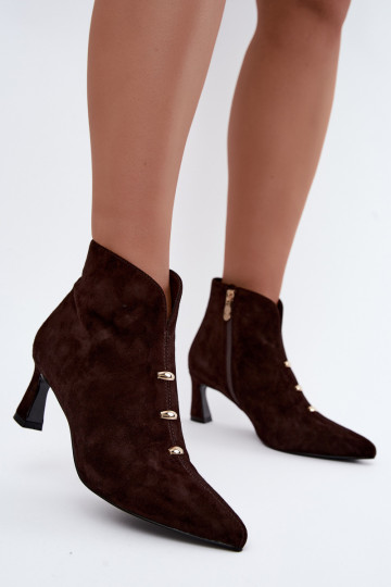 Chaussures en cuir suédé pour femmes isolées avec talons D&A CR62-3496 en couleur chocolat
