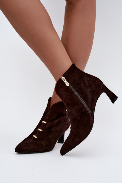 Chaussures en cuir suédé pour femmes isolées avec talons D&A CR62-3496 en couleur chocolat