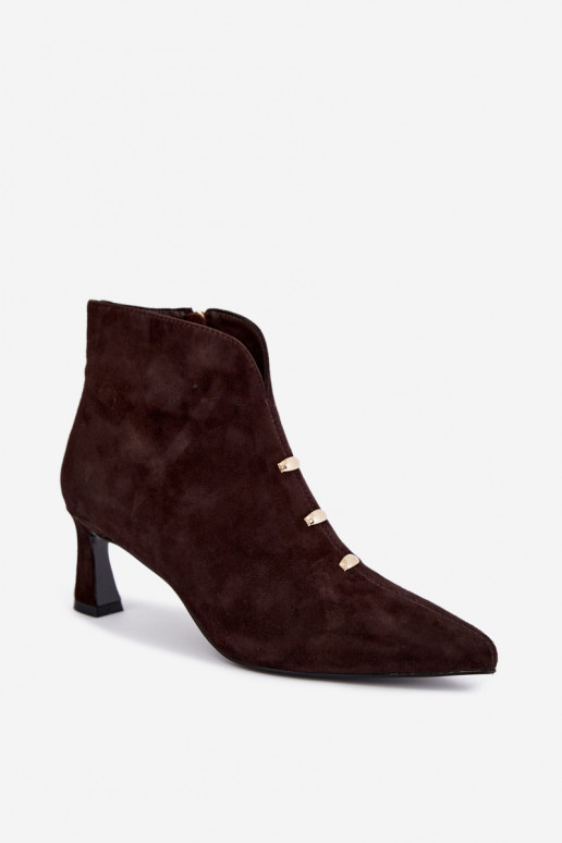 Chaussures en cuir suédé pour femmes isolées avec talons D&A CR62-3496 en couleur chocolat