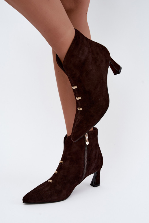 Chaussures en cuir suédé pour femmes isolées avec talons D&A CR62-3496 en couleur chocolat