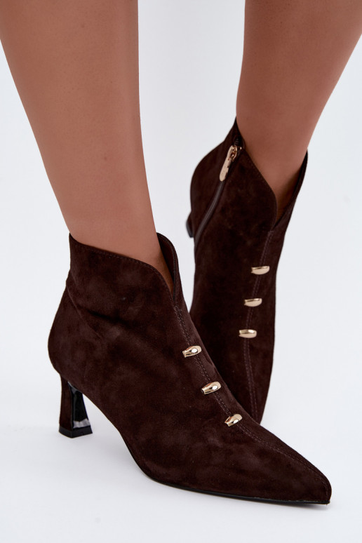 Chaussures en cuir suédé pour femmes isolées avec talons D&A CR62-3496 en couleur chocolat