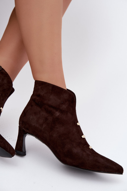 Chaussures en cuir suédé pour femmes isolées avec talons D&A CR62-3496 en couleur chocolat