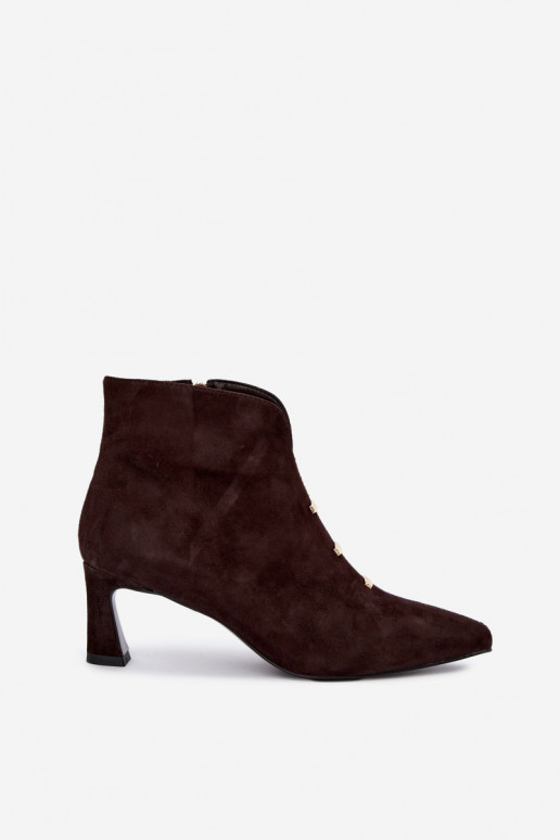 Chaussures en cuir suédé pour femmes isolées avec talons D&A CR62-3496 en couleur chocolat