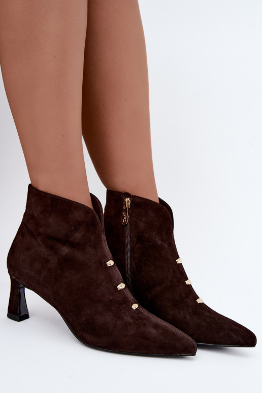Chaussures en cuir suédé pour femmes isolées avec talons D&A CR62-3496 en couleur chocolat