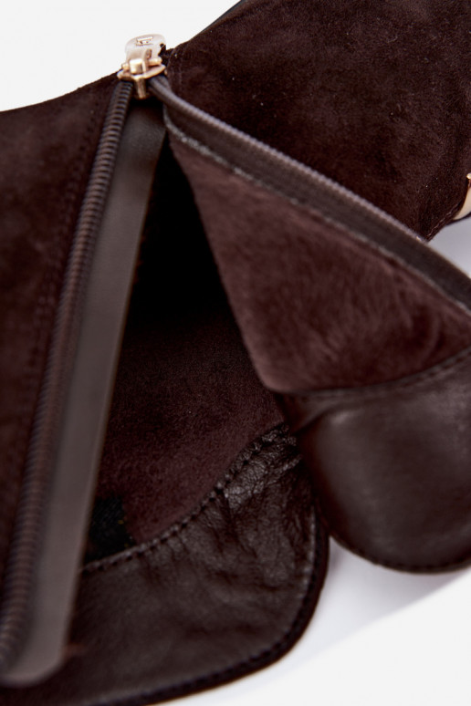 Chaussures en cuir suédé pour femmes isolées avec talons D&A CR62-3496 en couleur chocolat