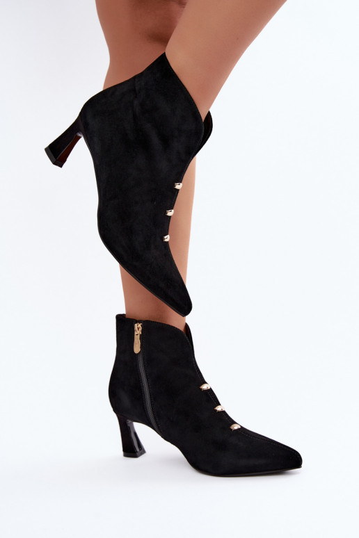 Chaussures en cuir suédé pour femmes isolées avec talons D&A CR62-3496 en couleur noire