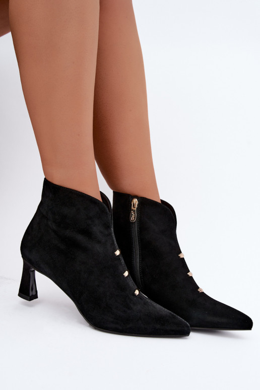 Chaussures en cuir suédé pour femmes isolées avec talons D&A CR62-3496 en couleur noire