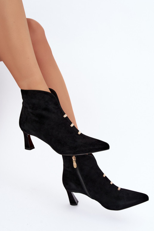 Chaussures en cuir suédé pour femmes isolées avec talons D&A CR62-3496 en couleur noire