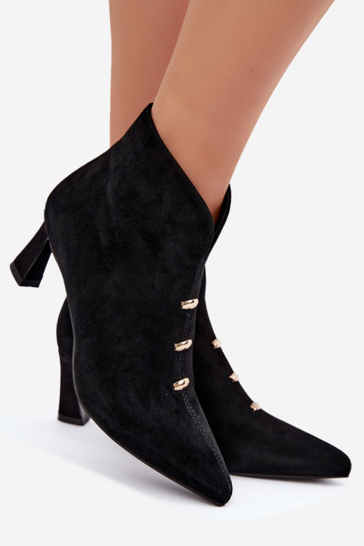 Chaussures en cuir suédé pour femmes isolées avec talons D&A CR62-3496 en couleur noire