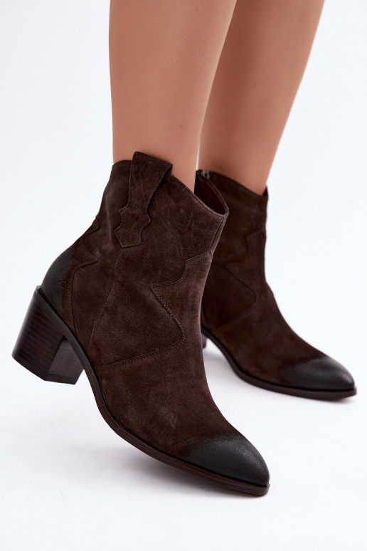 Bottes en cuir suédé isolées de style cowboy D&A CR62-3395 en couleur brun foncé