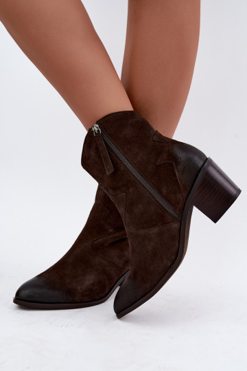 Bottes en cuir suédé isolées de style cowboy D&A CR62-3395 en couleur brun foncé 2