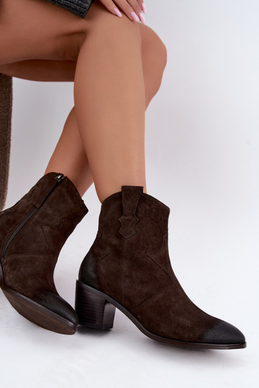 Bottes en cuir suédé isolées de style cowboy D&A CR62-3395 en couleur brun foncé