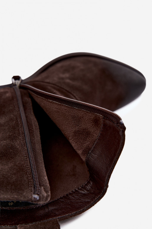 Bottes en cuir suédé isolées de style cowboy D&A CR62-3395 en couleur brun foncé