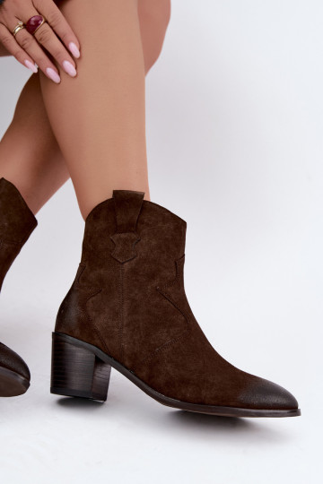 Bottes en cuir suédé isolées de style cowboy D&A CR62-3395 en couleur chocolat