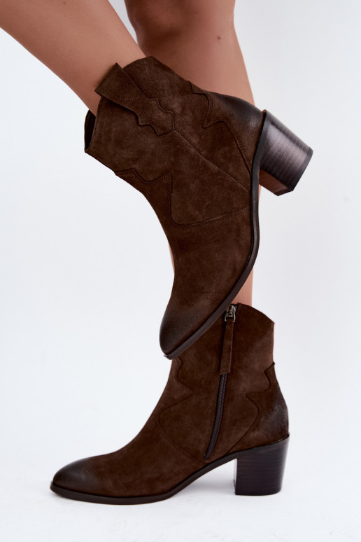 Bottes en cuir suédé isolées de style cowboy D&A CR62-3395 en couleur chocolat