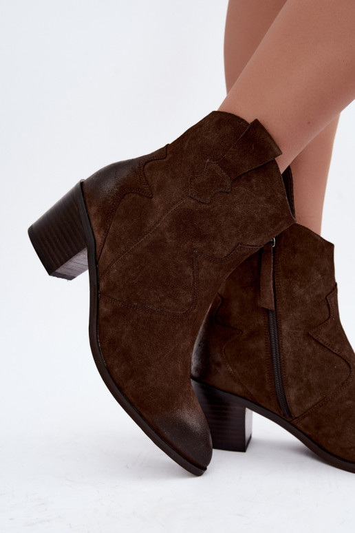 Bottes en cuir suédé isolées de style cowboy D&A CR62-3395 en couleur chocolat
