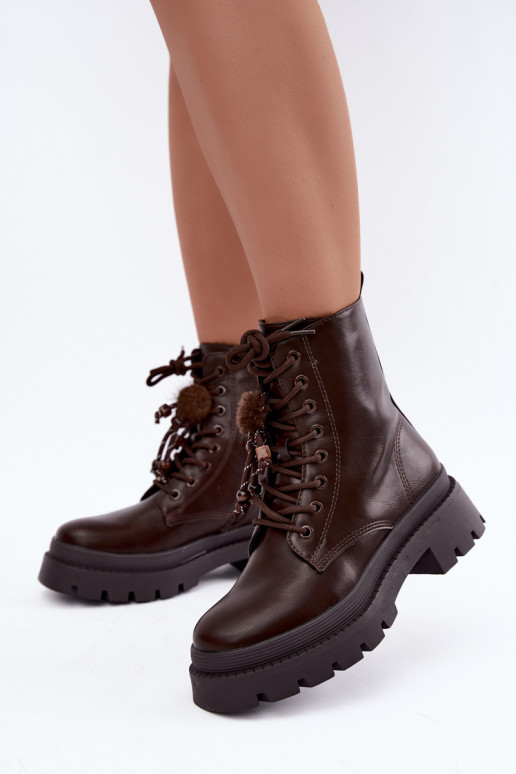 bottes isolées avec pompons en chocolat Faresse
