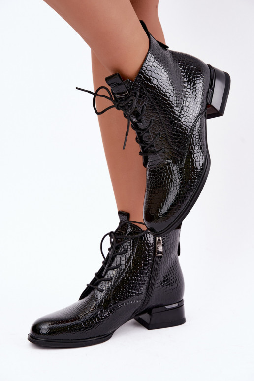 Bottines effet verni avec embossage isolées en noir Vinceza 58659
