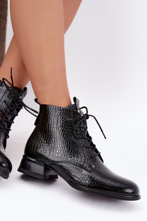 Bottines effet verni avec embossage isolées en noir Vinceza 58659