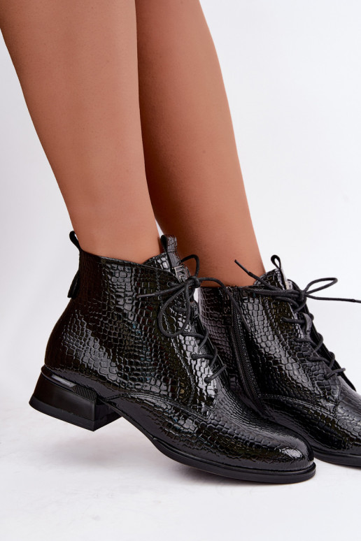 Bottines effet verni avec embossage isolées en noir Vinceza 58659