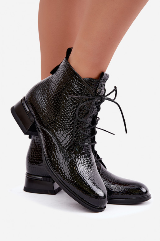 Bottines effet verni avec embossage isolées en noir Vinceza 58659