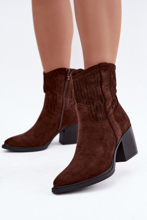 Bottines avec éléments découpés isolées en chocolat Salinae