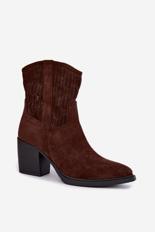 Bottines avec éléments découpés isolées en chocolat Salinae