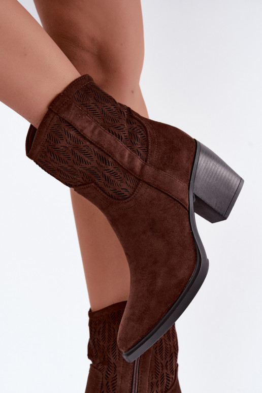 Bottines avec éléments découpés isolées en chocolat Salinae