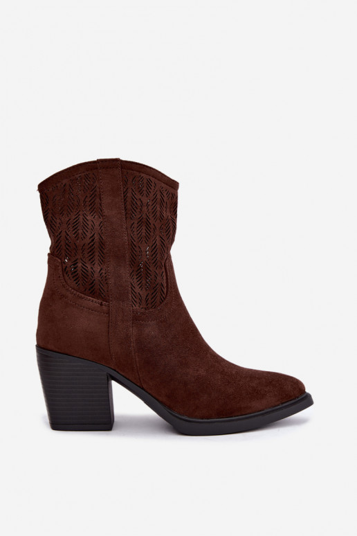 Bottines avec éléments découpés isolées en chocolat Salinae