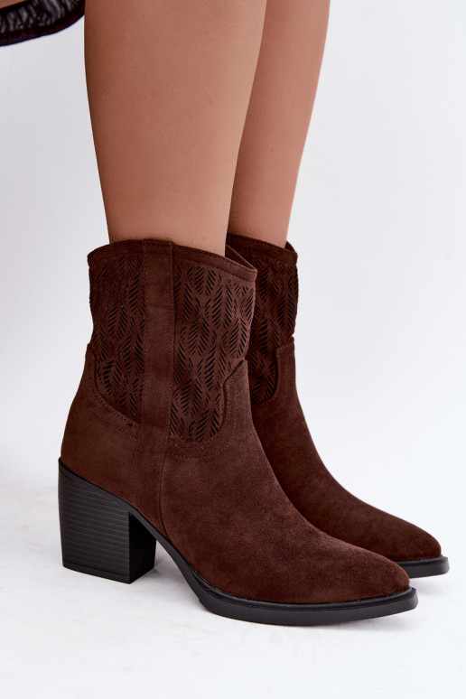 Bottines avec éléments découpés isolées en chocolat Salinae