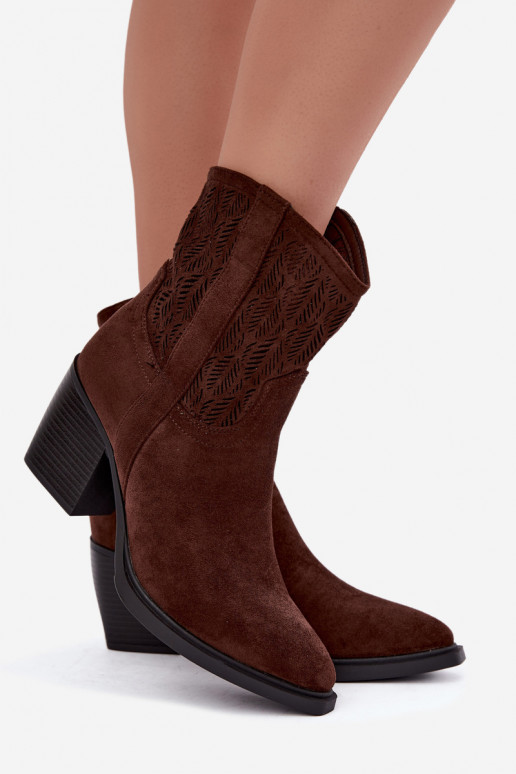 Bottines avec éléments découpés isolées en chocolat Salinae