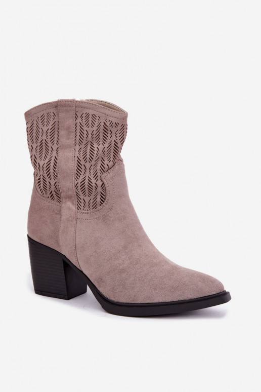 Bottines avec éléments découpés isolées en sable Salinae
