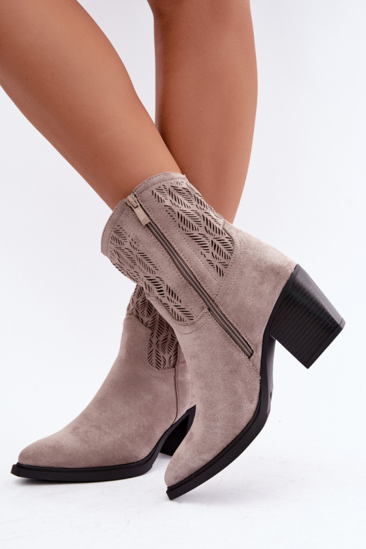Bottines avec éléments découpés isolées en sable Salinae