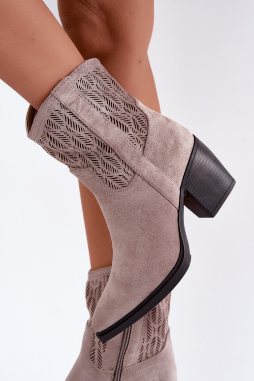 Bottines avec éléments découpés isolées en sable Salinae