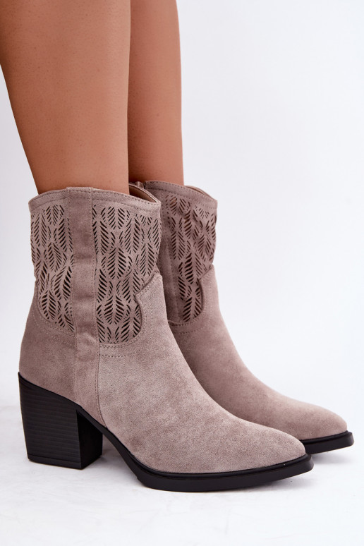 Bottines avec éléments découpés isolées en sable Salinae
