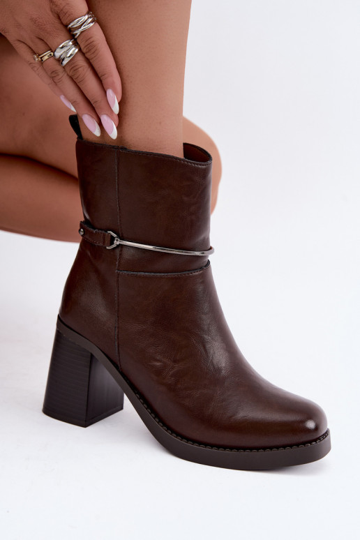 Bottines en cuir pour femmes isolées avec talons et talons décorés en chocolat Gracelle