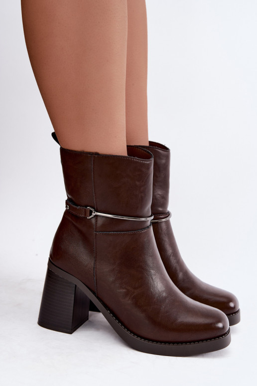 Bottines en cuir pour femmes isolées avec talons et talons décorés en chocolat Gracelle